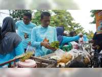Hari Jadi BPR Bank Daerah Bojonegoro, Bupati dan Wakil Bupati Borong Sayur Mayur Penjual 'Rengkek'