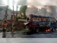 Diduga Korsleting Sistem Kelistrikan, Sebuah Mobil Terbakar di Jalan Raya Temayang, Bojonegoro