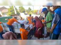 Laskar Buah Bagikan Ribuan Paket Daging Kurban pada Warga Tiga Desa di Bojonegoro