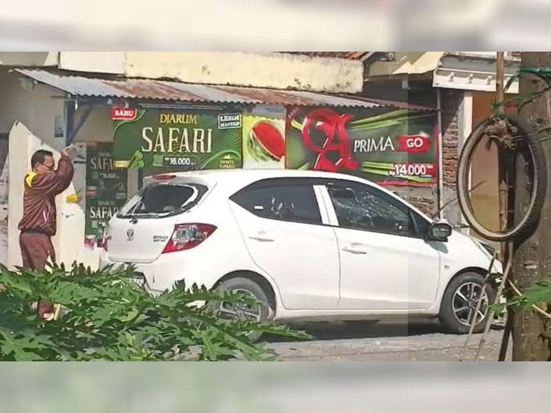 Viral! Seorang Laki Laki di Kepohbaru, Bojonegoro Rusak Mobil Istrinya di Jalan