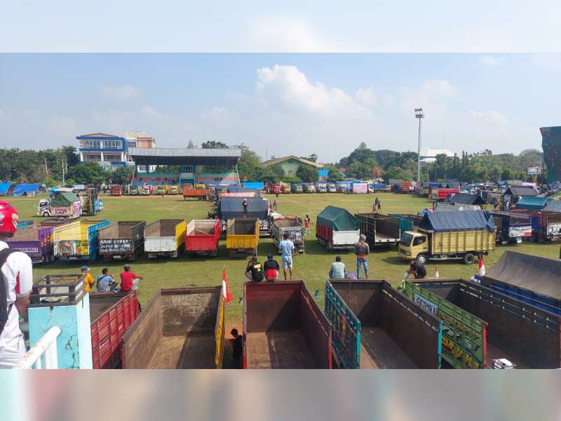 Demo ODOL, Ratusan Truk Penuhi Lapangan Kridosono Blora