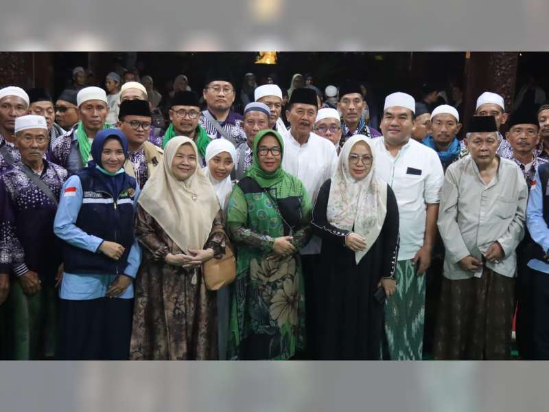 Bupati Sambut Kedatangan Jemaah Haji Kloter 58 SOC di Pendopo Kabupaten Blora