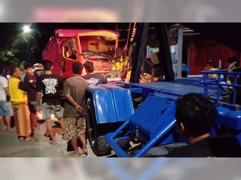 Truk Tabrak Truk Parkir di Sumberrejo, Bojonegoro, Satu Orang Kuli Panggul Meninggal Dunia
