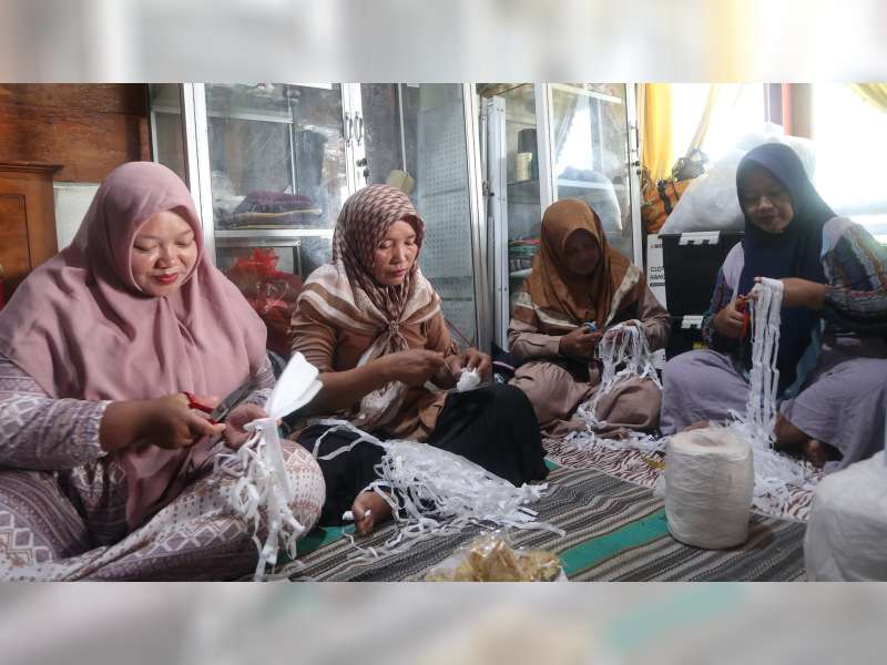 Ibu-Ibu di Sekitar Lapangan Migas Blok Cepu Ubah Tas Plastik Bekas Jadi Produk Bernilai