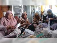 Ibu-Ibu di Sekitar Lapangan Migas Blok Cepu Ubah Tas Plastik Bekas Jadi Produk Bernilai