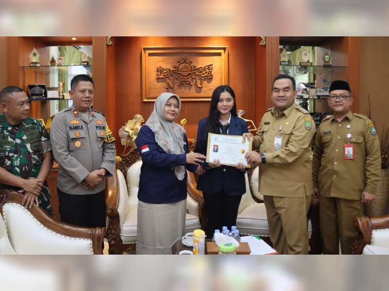 Bupati Blora Serahkan Ijazah 18 Mahasiswa PEM Akamigas, Penerima Program 'Satu Desa Dua Sarjana'