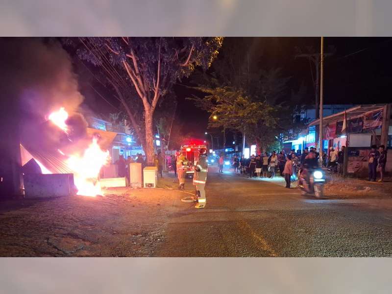 Diduga Akibat Pembakaran Sampah, Toko Servis Elektronik di Temayang, Bojonegoro Terbakar