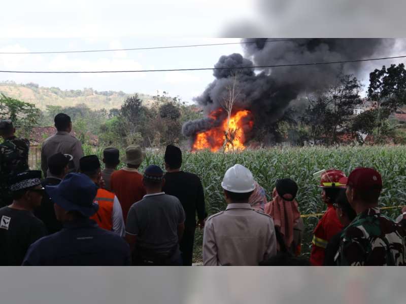Gerak Cepat, Bupati Arief Rohman Datangi Lokasi Kebakaran Sumur Minyak di Bogorejo, Blora