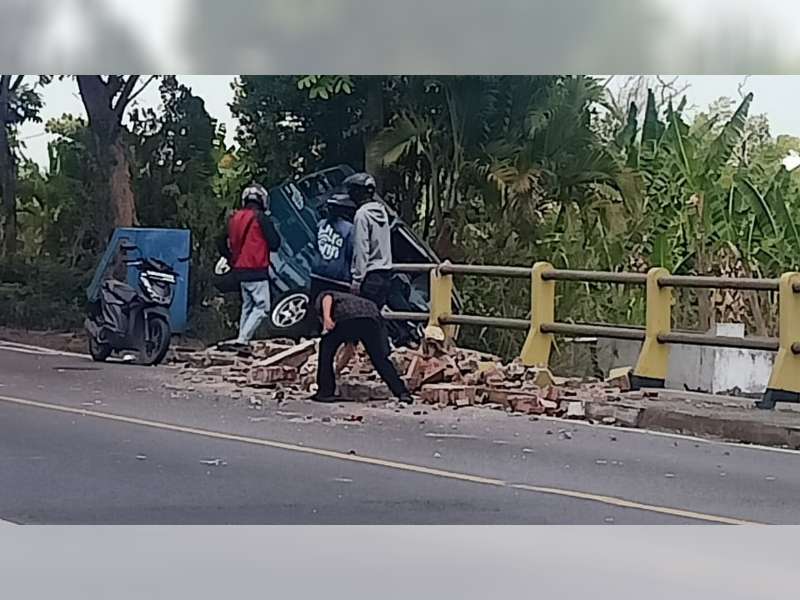 Tabrak Pagar Pembatas Jembatan, Pengemudi Panther di Kapas, Bojonegoro Meninggal Dunia
