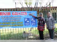 Dishub Bareng Wabup Bojonegoro Pasang Banner Parkir Gratis di Jalan Protokol
