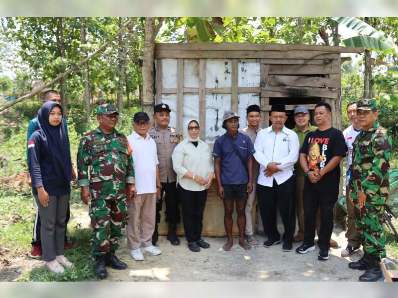 Datangi Rumah Warga Hidup Sebatang Kara, Wabup Blora Serahkan Sejumlah Bantuan