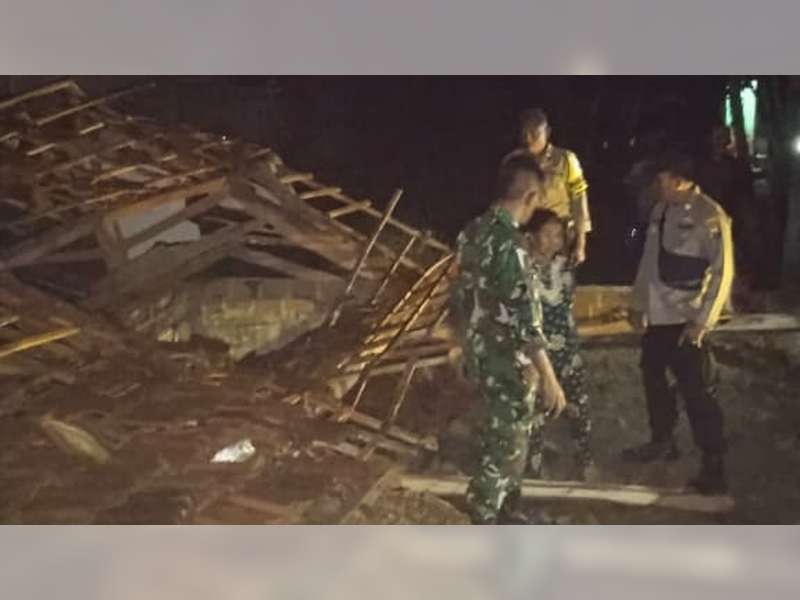 Diterjang Angin, Rumah Warga Tambakrejo, Bojonegoro Roboh, Satu Orang Luka-Luka