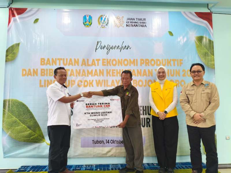 SIG Pabrik Tuban Serahkan Bantuan Sumur Bor kepada Kelompok Tani Hutan Desa Tegalrejo