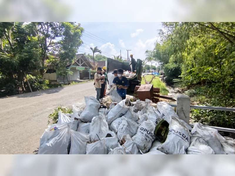 WCD Bojonegoro Gelar &ldquo;Aksi Resik Jembatan&rdquo; dan Tanam 100 Pohon