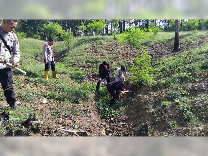 Brimob Polda Jateng Musnahkan Mortir Temuan Warga di Hutan Sambong, Blora