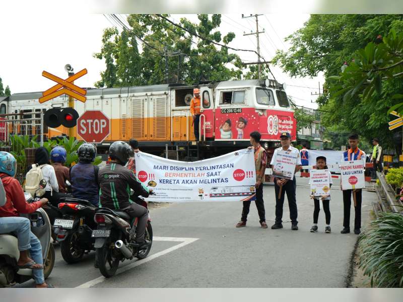 KAI Daop 8 Surabaya Gandeng Komunitas Java Train Gelar Aksi Keselamatan di Perlintasan Bojonegoro