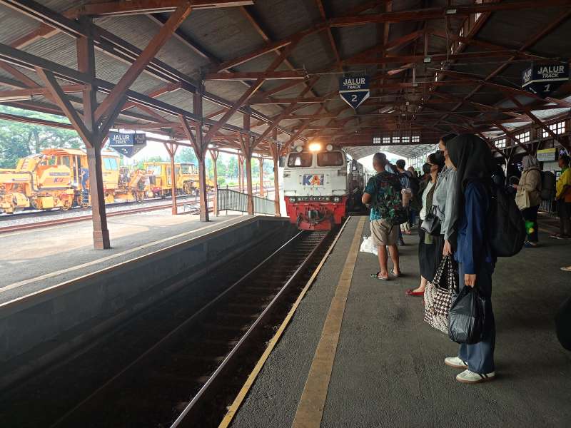Temani Perjalanan Libur Nataru, KAI Daop 8 Surabaya Hari Ini Layani 1.882 Penumpang di Stasiun Bojonegoro