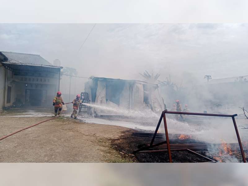 Diduga Akibat Korsleting Listrik, Gudang Penyimpanan Solar di Balen, Bojonegoro Terbakar