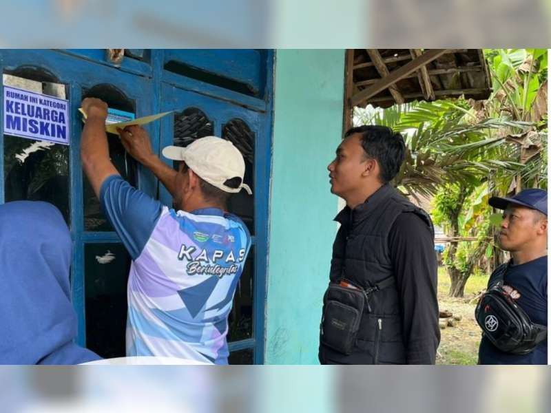 Pemasangan Stiker Miskin di Rumah KPM Bansos Bojonegoro Hampir Tuntas
