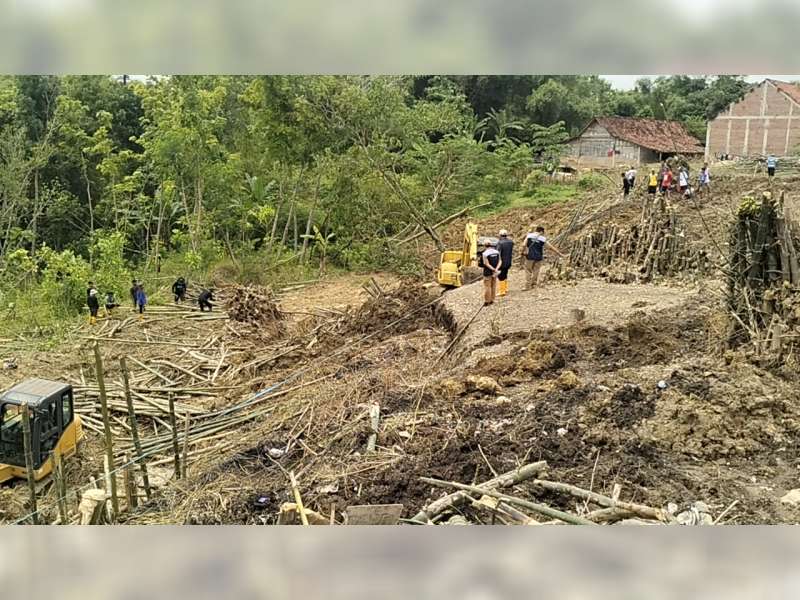 Tanah Ambles di Blora, Akses Jalan Desa Terputus
