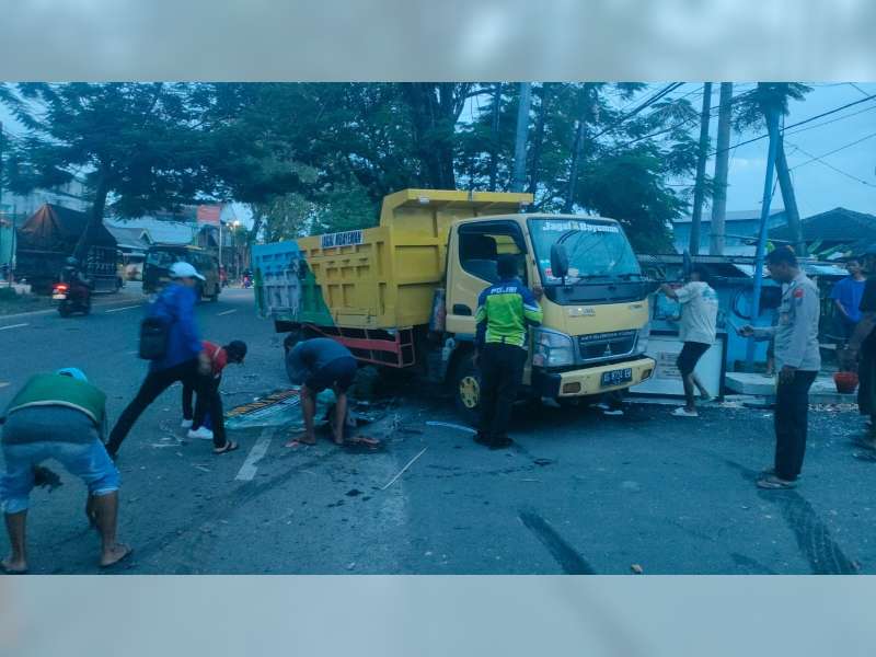 Bus Rajawali Indah Tabrak Truk di Baureno, Bojonegoro, Kenek Bus Luka Ringan