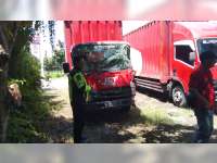 2 Truk 'Adu Banteng' di Sumberrejo, Bojonegoro