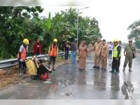 Wakil Bupati Bojonegoro Tinjau Pemasangan Portal Jalan Jembatan TBB