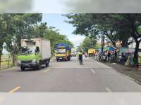Tertabrak Truk, Pemotor di Dander, Bojonegoro Luka Berat