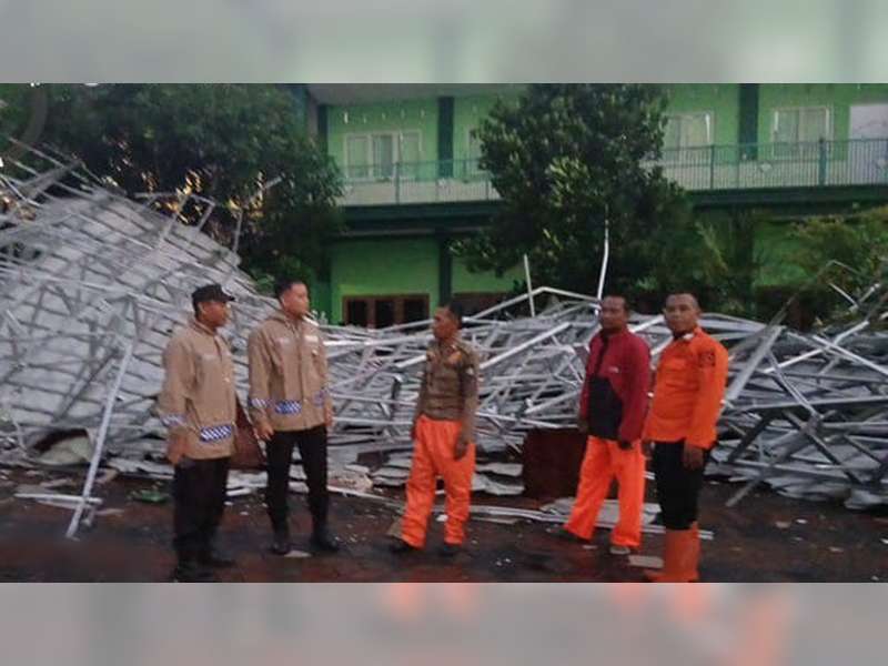 Diterjang Angin, Atap Gedung Pondok Pesantren Hidayatullah di Trucuk, Bojonegoro Roboh