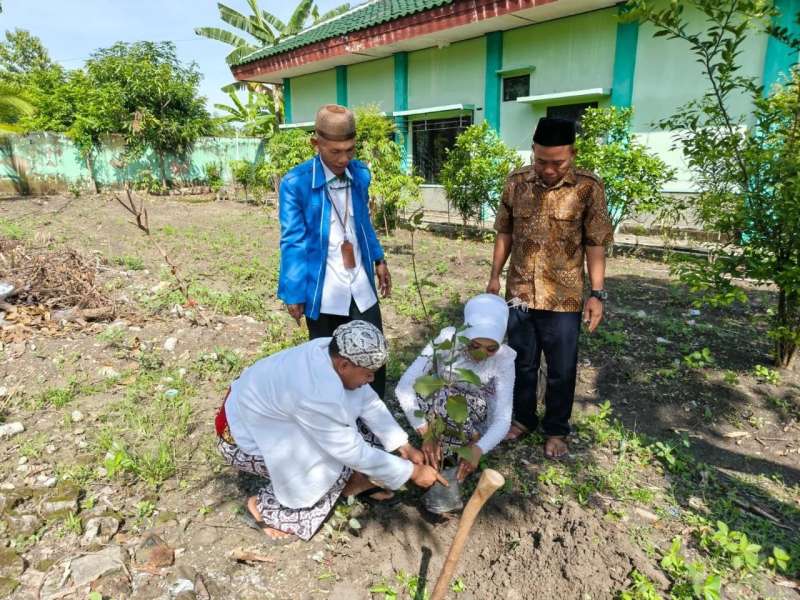 KUA Ngasem, Bojonegoro Terapkan Ekoteologi, Wajibkan Pengantin Baru Tanam Pohon