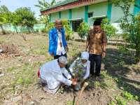 KUA Ngasem, Bojonegoro Terapkan Ekoteologi, Wajibkan Pengantin Baru Tanam Pohon