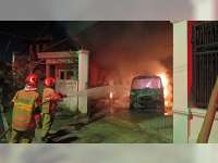 Diduga Akibat Korsleting Sistem Kelistrikan, Sebuah Mobil di Bojonegoro Kota Hangus Terbakar