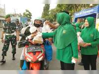 Persit Kodim 0813 Bojonegoro Bagikan Ratusan Takjil untuk Masyarakat