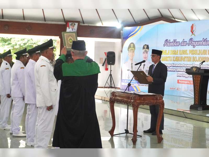 Bupati Bojonegoro Lantik Lima Kades PAW, Tekankan Jaga Kerukunan Warga di Tengah Masa Jabatan yang Terbatas