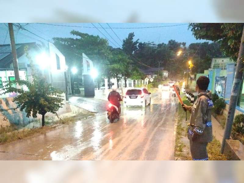Banjir Genangi Jalan Raya di Kecamatan Gondang, Bojonegoro, Arus Lalu Lintas Sempat Terganggu