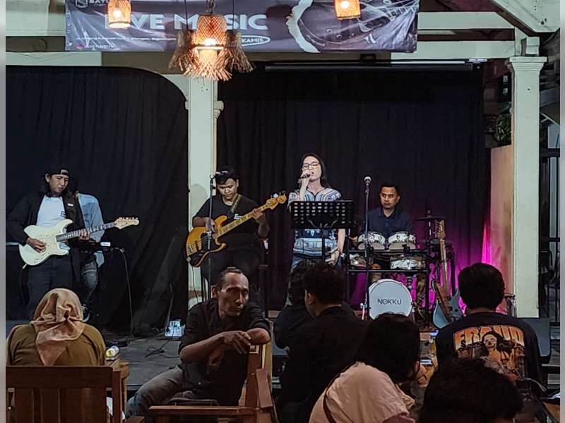 Kamis Malam di Kafe Satu Sisi, Musisi Bojonegoro Berkumpul dalam Harmoni Kolaborasi