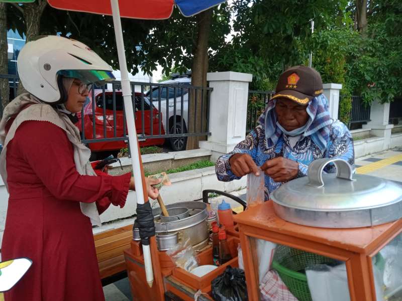 Pentol Legend Depan BRI Bojonegoro, Kuliner Ndaging dan Empuk  Tepi Jalan