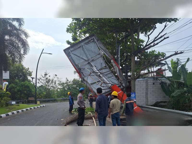 Kabel Listrik Tersangkut Truk, Papan Reklame dan Tiang PLN di Jembatan Glendeng, Bojonegoro Roboh