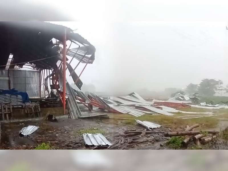 Diterjang Angin, Atap Bangunan Gudang Pupuk di Gayam, Bojonegoro Rusak