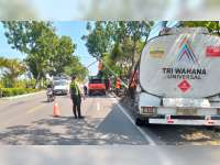 Hilang Kendali, Truk Tangki di Kapas, Bojonegoro Tabrak Pohon Penghijauan