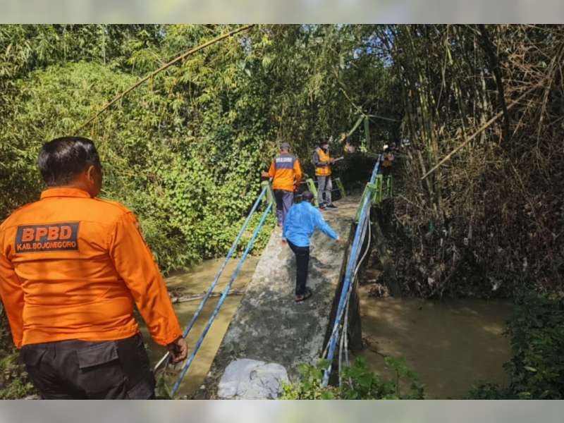 Jembatan Akses Desa Wotan dan Sambongrejo di Bojonegoro Ambrol Tergerus Aliran Sungai