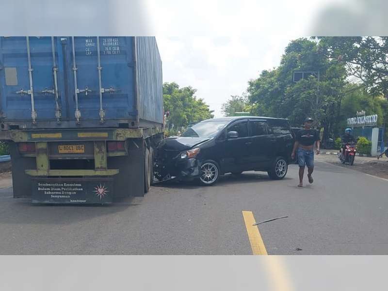 Tabrakan Truk vs Innova di Kapas, Bojonegoro, Pengemudi Innova Luka-Luka