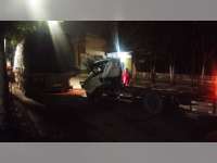 Diduga Sopir Mengantuk, Truk Profit Tabrak Truk Trailer Parkir di Jalan Untung Suropati Bojonegoro