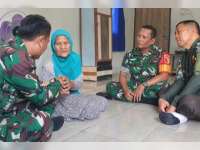 TNI Koramil Sukosewu Santuni Nenek Korban Penipuan Modus Haji di Desa Klepek