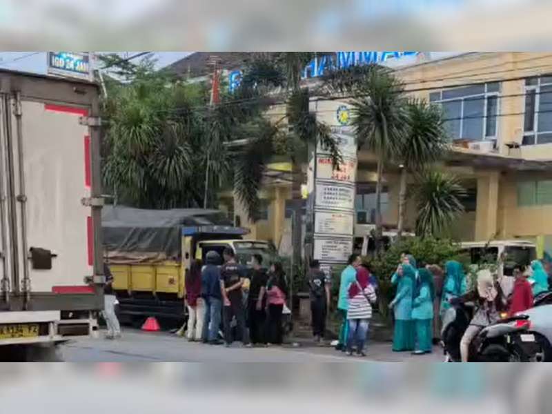 Ditinggal Sopir Makan, Truk Parkir di Kalitidu, Bojonegoro Jalan Sendiri Tabrak 2 Motor dan Satu Mobil