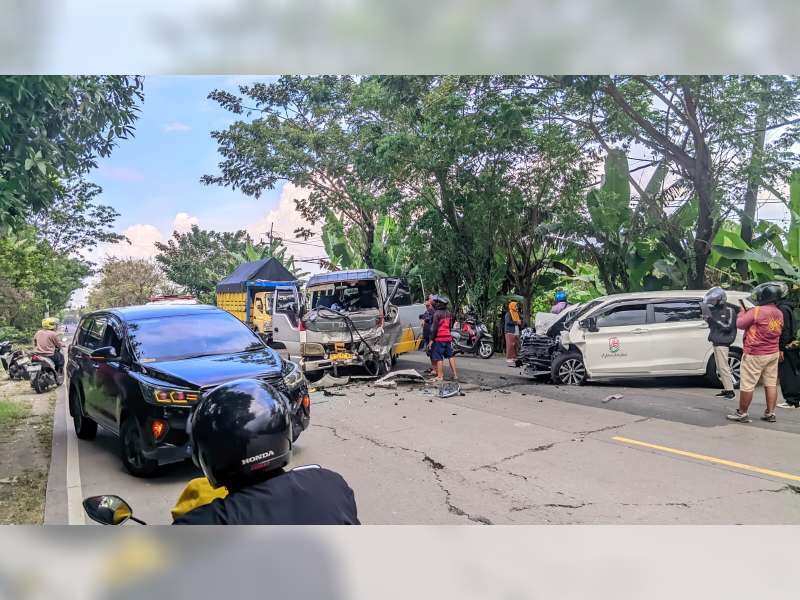 Avanza Tabrak Isuzu Elf dan Motor di Dander, Bojonegoro, 4 Orang Luka-Luka