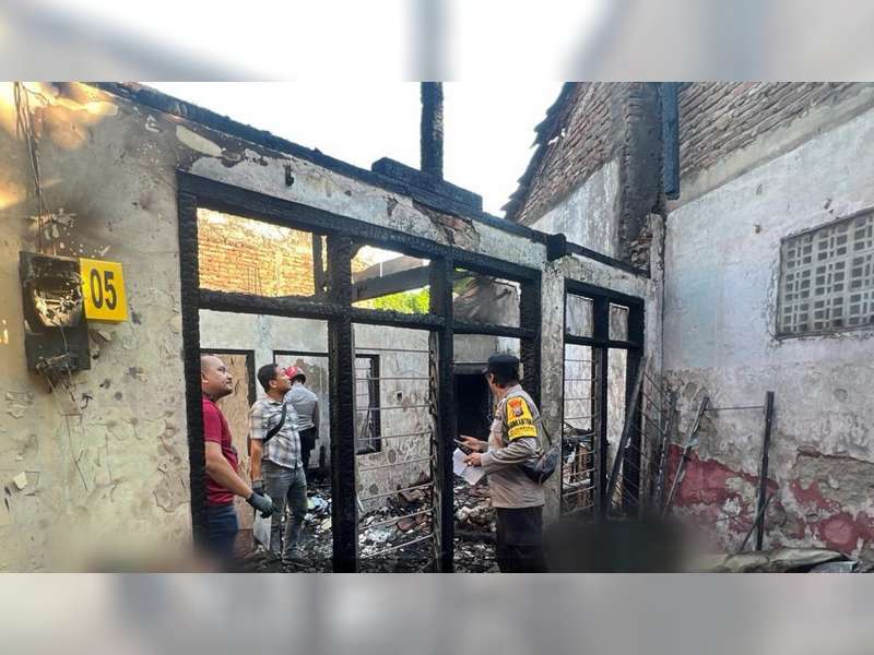 Diduga Akibat Korsleting Listrik, Rumah Warga Bojonegoro Kota Terbakar