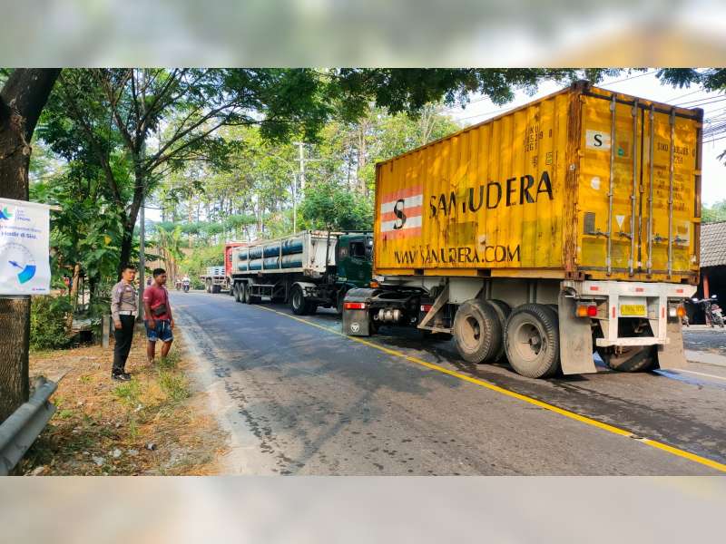 Hendak Menyalip, Truk Kontainer Tabrak Truk Trailer di Margomulyo, Bojonegoro