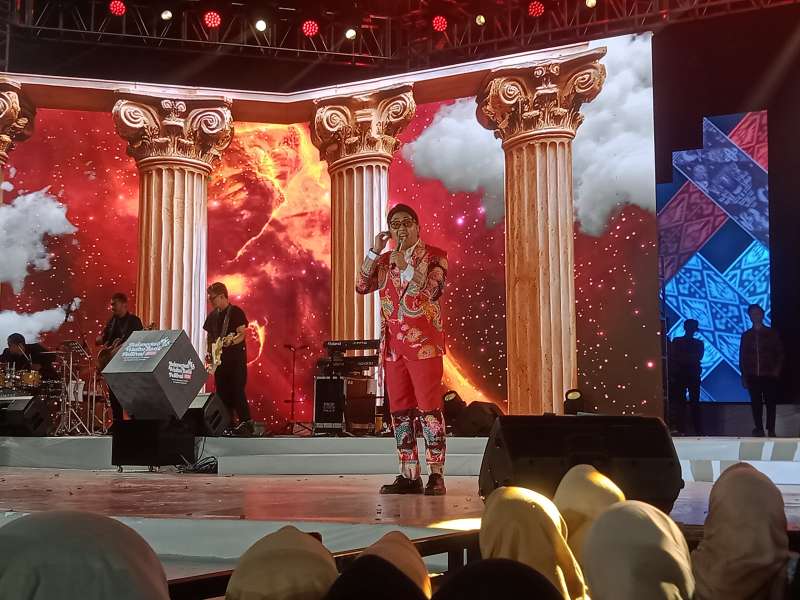 Dudy Oris Ajak Nostalgia Penggemar Bojonegoro dengan Lagu Kasih Putih hingga Engkau Masih Anak Sekolah