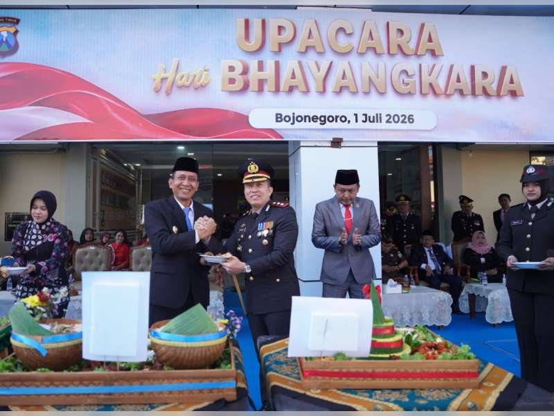 Polres Bojonegoro Gelar Upacara Hari Bhayangkara ke-80,  Bupati Wahono Beri Kejutan Tumpeng